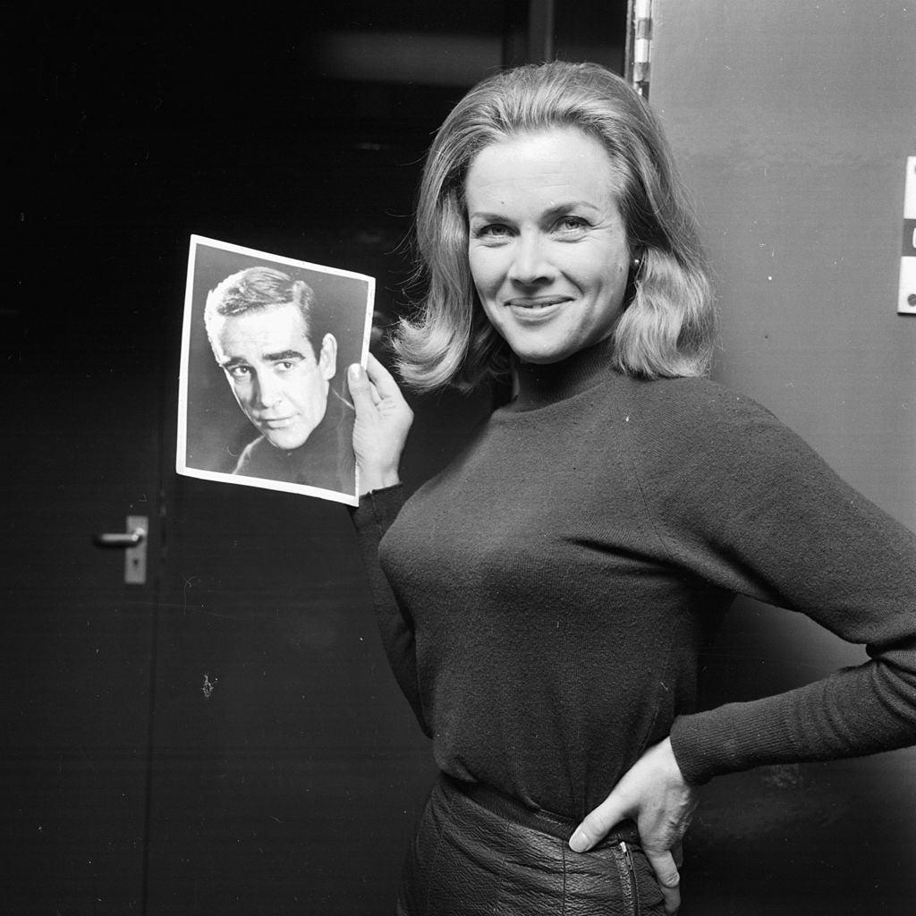 Honor Blackman tenant une photo de l'acteur Sean Connery, à la suite de son casting dans le nouveau film de James Bond, 8 janvier 1964. | Photo : Getty Images
