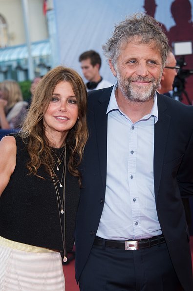 Stéphane Guillon et Muriel Cousin assistent à la première "Imperium" du 42ème Festival du Film Américain de Deauville à Deauville, France. | Photo : Getty Images