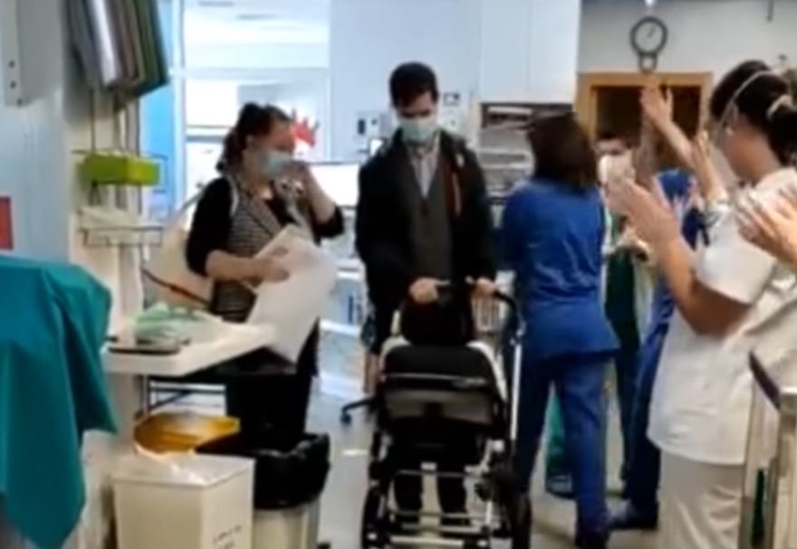 Enfermeras y médicos aplauden al bebé cuando sale del hospital. | Foto: Captura de Facebook.com/elmundo/