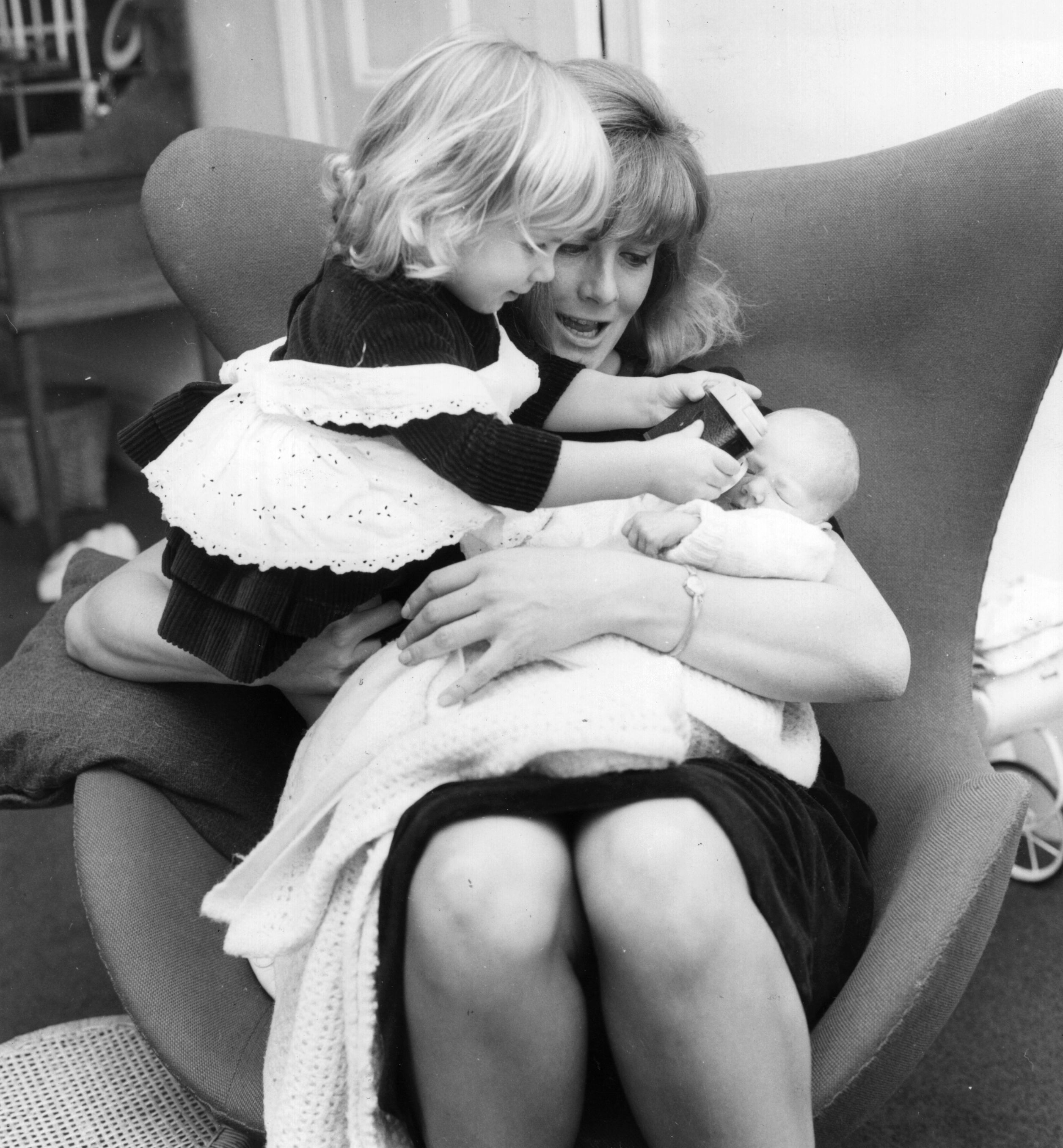 With her sister Joely Richardson and mother Vanessa Redgrave at their home on January 19, 1965 | Source: Getty Images