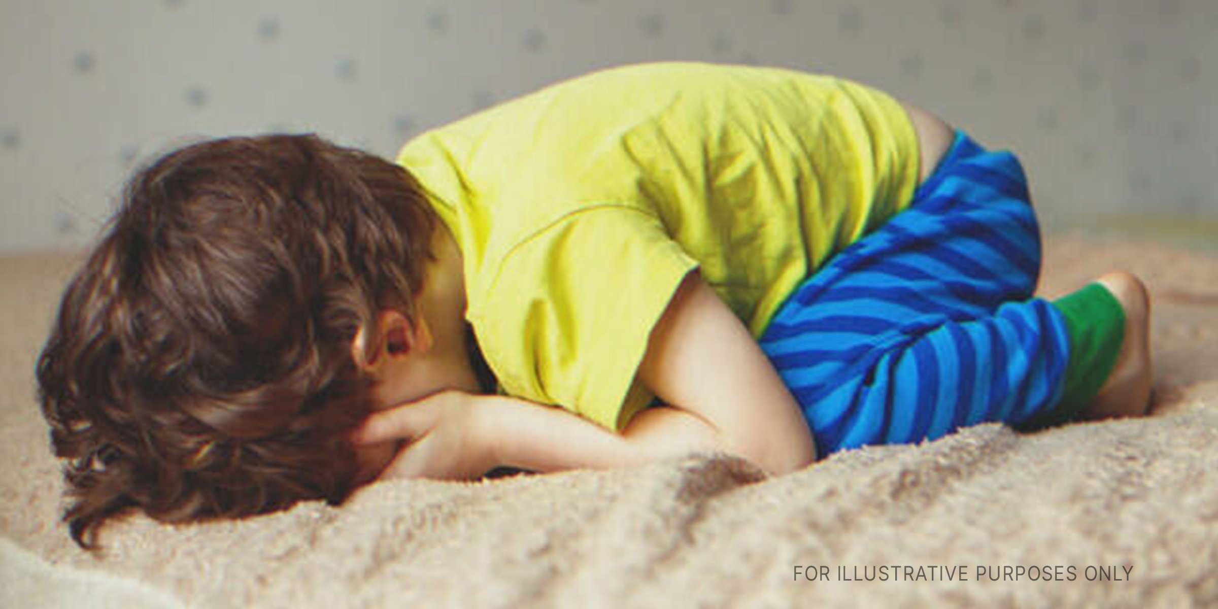 Boy crying in bed. | Source: Shutterstock