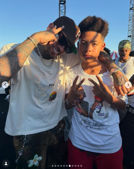 Sebastian "Bash" Taylor Thomaz poses alongside singer Chris Brown during Coachella. | Source: Instagram/amberrose