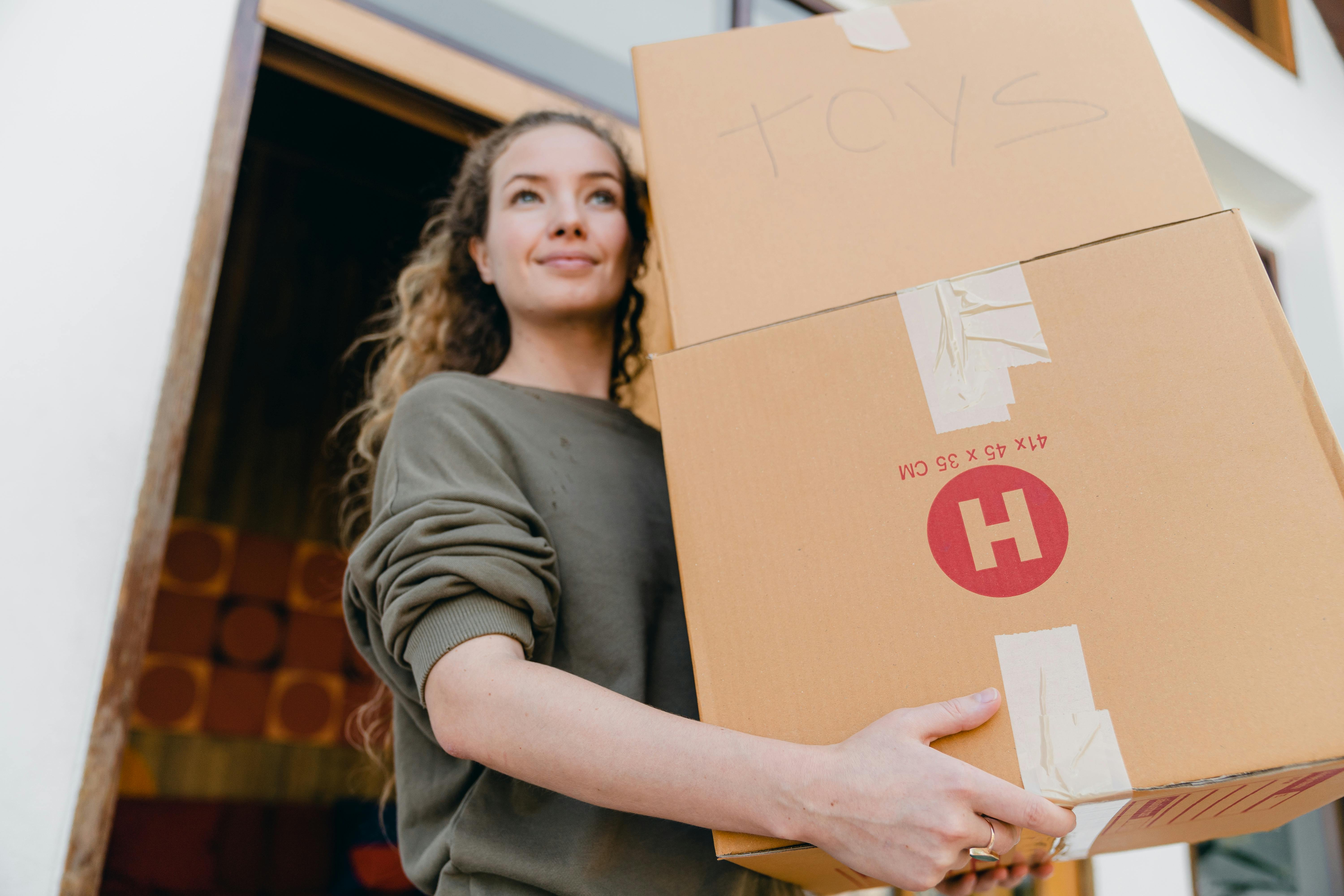 Woman carrying a lot of boxes | Source: Pexels