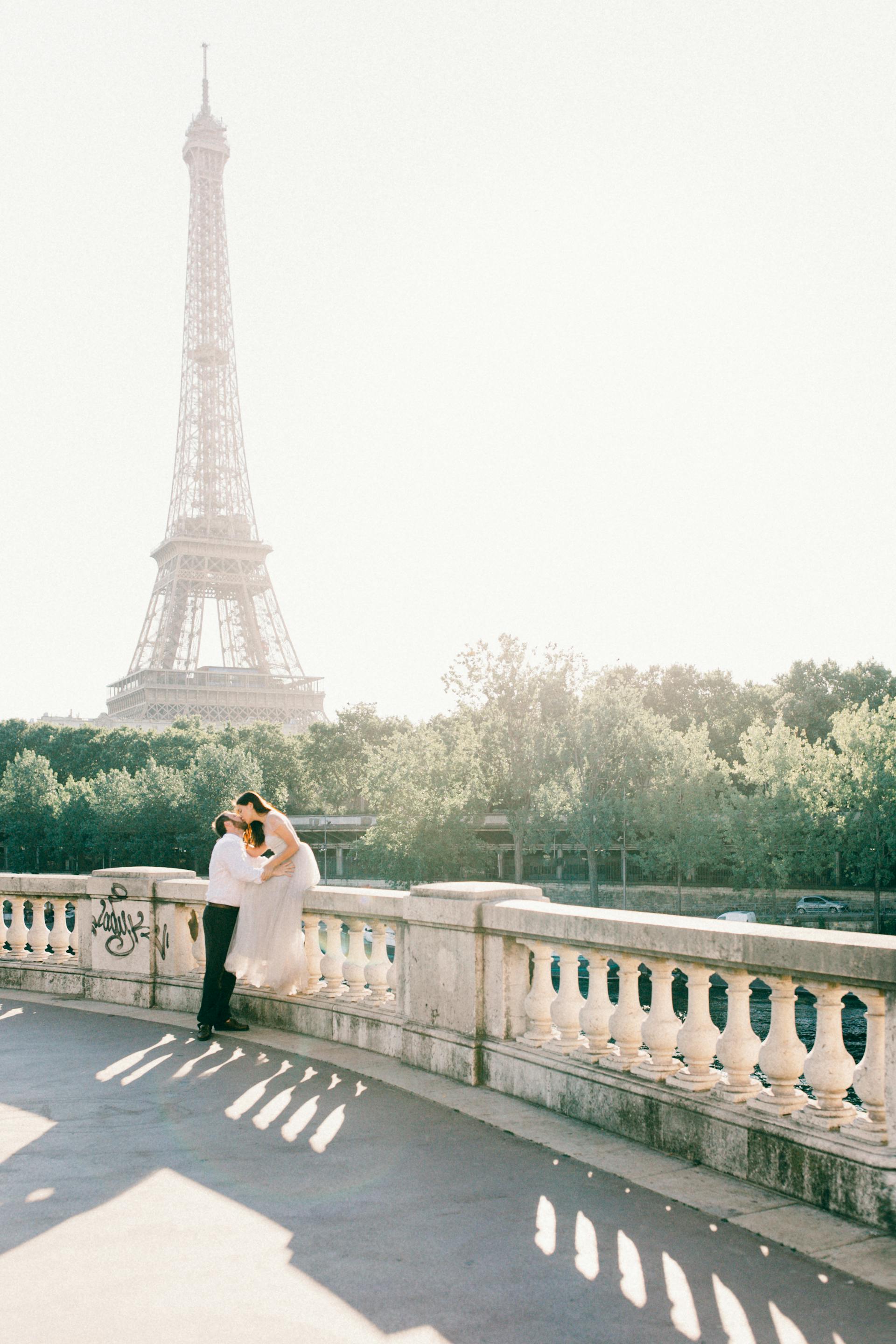 A couple in Paris | Source: Pexels