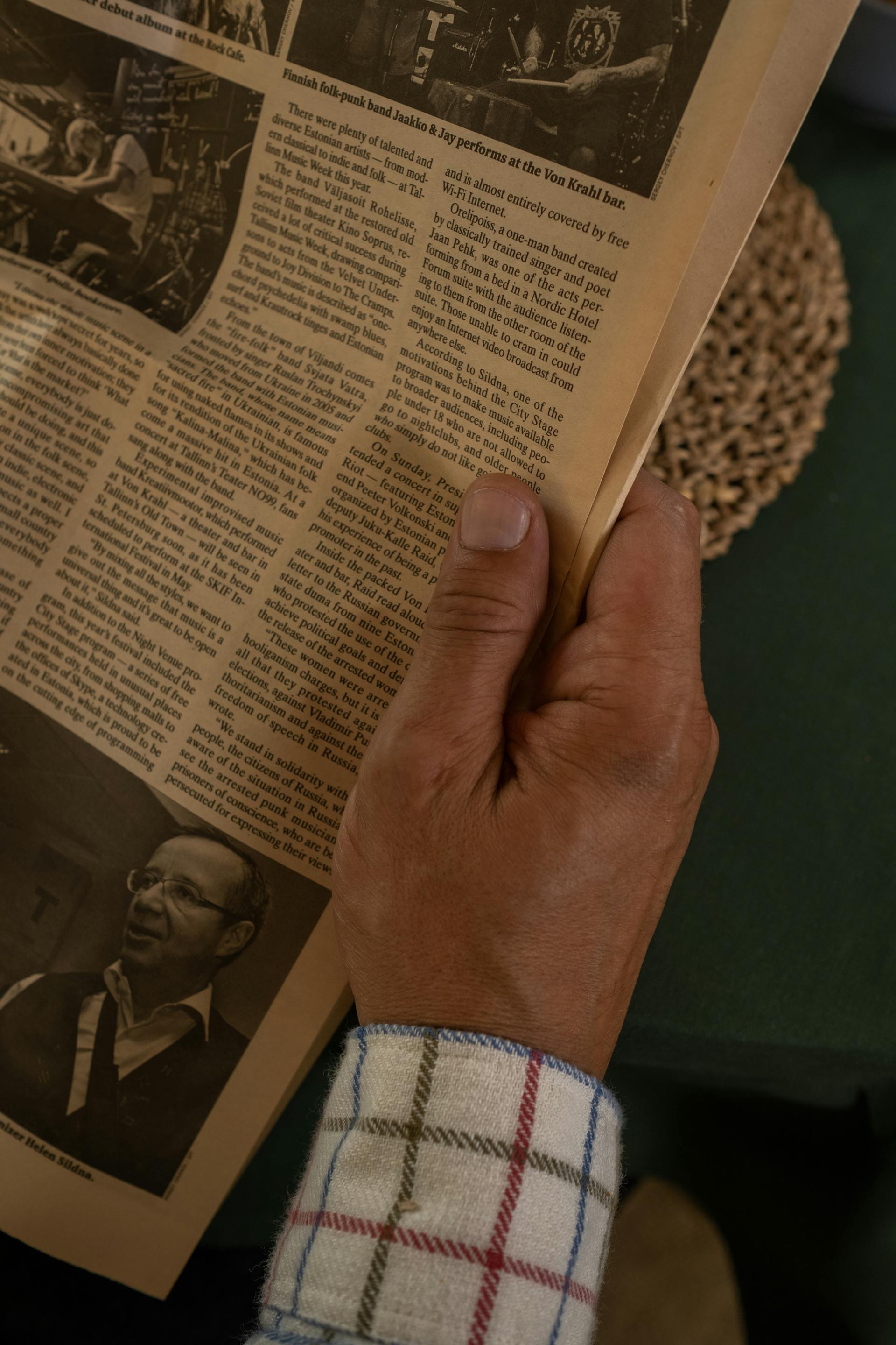 A man reading a newspaper | Source: Pexels