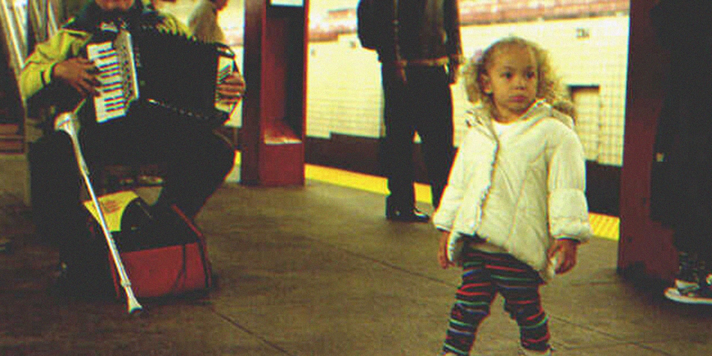 Niña en estación de metro | Foto: flickr.com/theotherpete (CC BY 2.0)