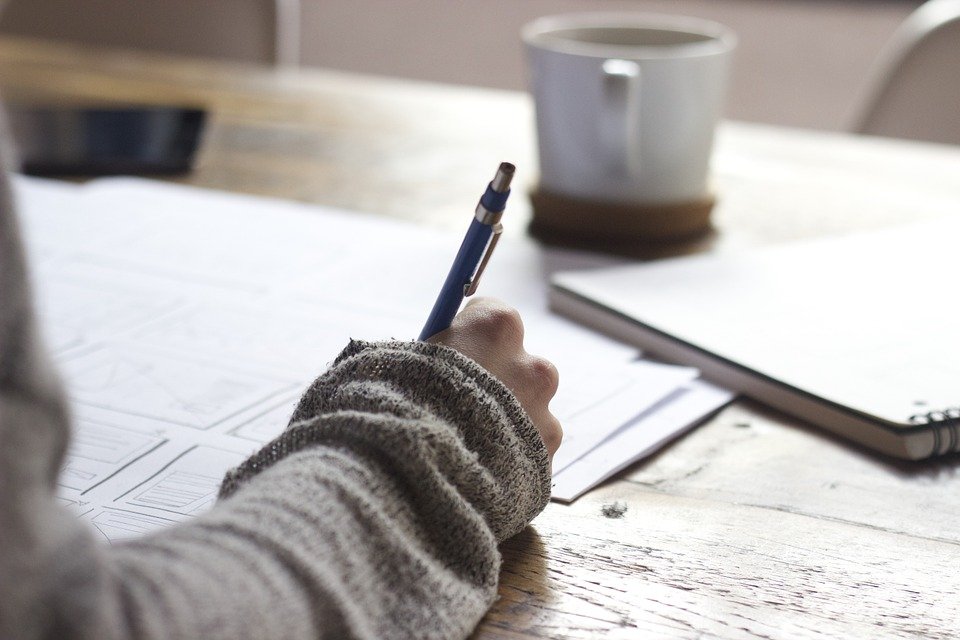 Persona escribiendo una nota │ Imagen tomada de: Pixabay