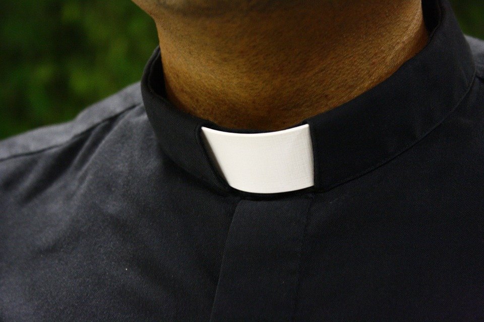 Sacerdote vistiendo su traje eclesiástico. | Imagen: Pixabay Sacerdote vistiendo su traje eclesiástico. | Imagen: Pixabay