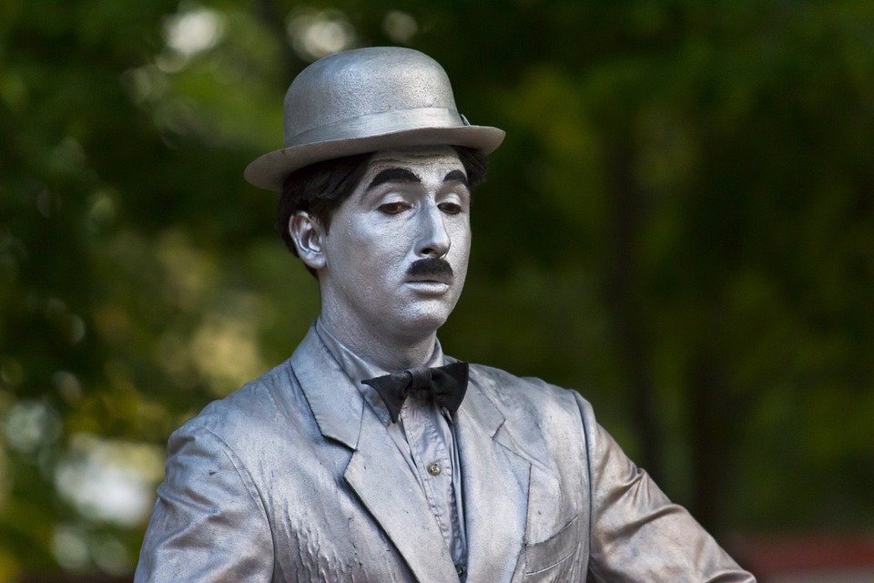 El emblemático bigote de Charlie Chaplin │Imagen tomada: Pixabay El emblemático bigote de Charlie Chaplin │Imagen tomada: Pixabay