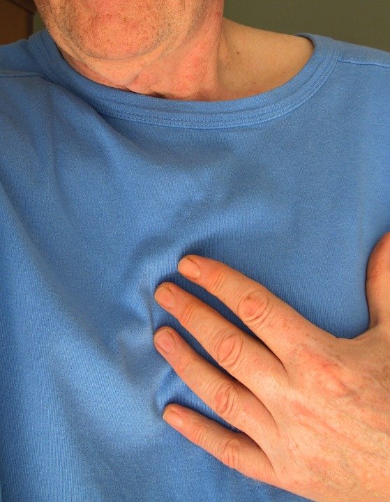 Mann mit Brustschmerzen | Quelle: Pixabay