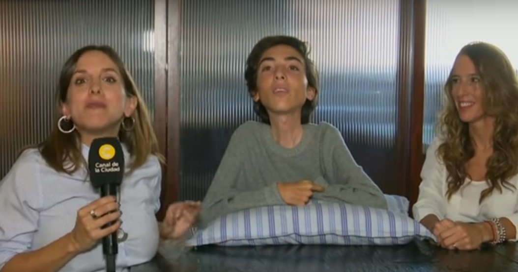 Thiago y su madre en entrevista. | Imagen: YouTube/Canal de la Ciudad