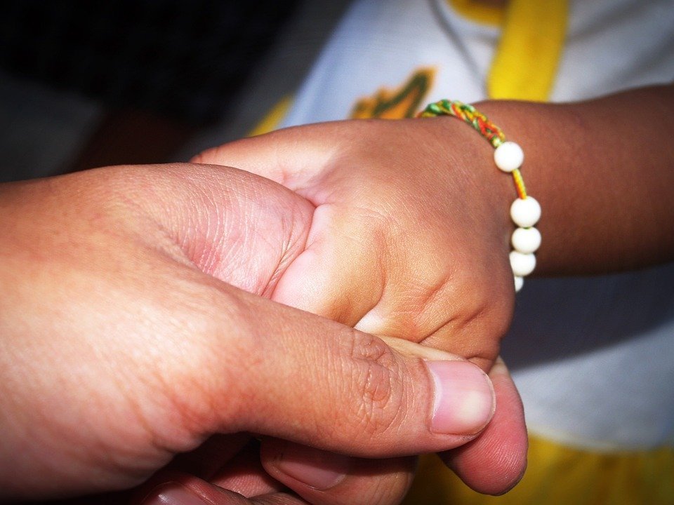 An unclose photo of a mother holding the hand of her daughter. | Photo: Pixabay