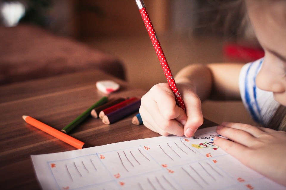 Niño escribiendo sobre papel │ Imagen tomada de: Pixabay