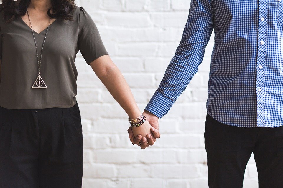 Pareja tomada de la mano. | Foto: Pixabay Pareja tomada de la mano. | Foto: Pixabay