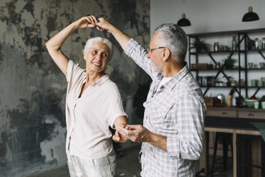 Senior couple dancing | Source: Freepik