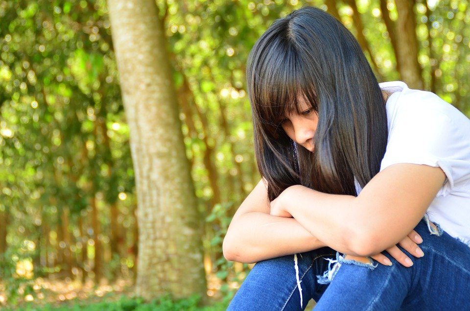 Mujer llorando sentada sobre el suelo. | Imagen: Pixabay Mujer llorando sentada sobre el suelo. | Imagen: Pixabay