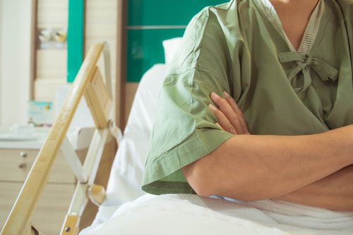 Paciente en el hospital con los brazos cruzados y de mal humor. | Foto: Shutterstock. Paciente en el hospital con los brazos cruzados y de mal humor. | Foto: Shutterstock.