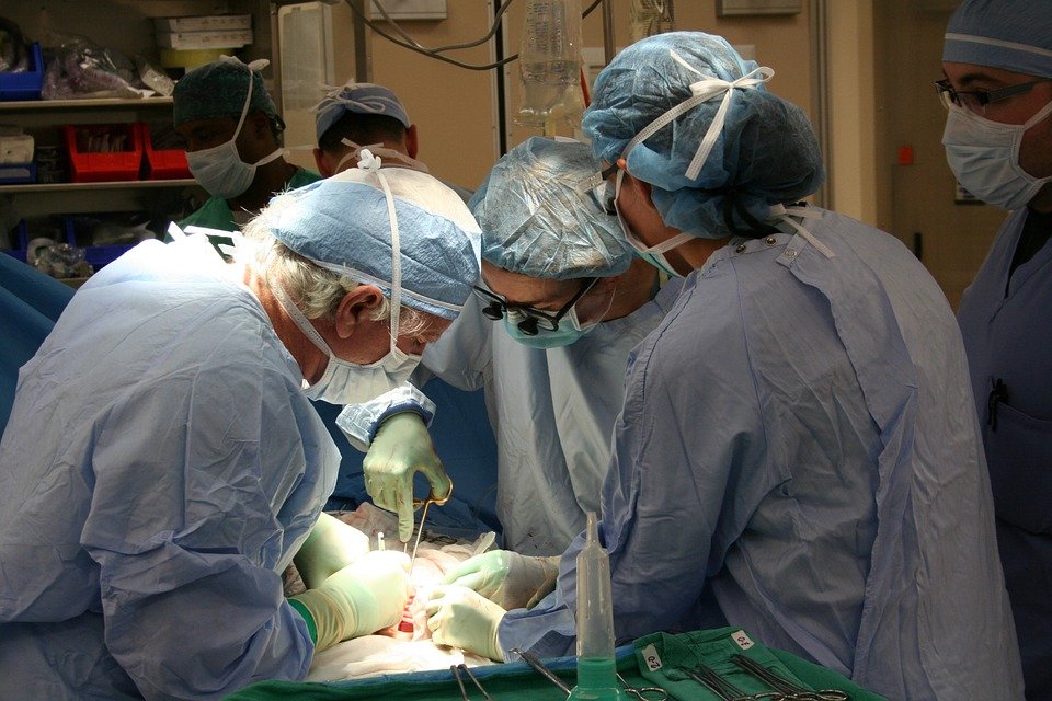 Médicos haciendo una cirugía │ Imagen tomada de: Pixabay