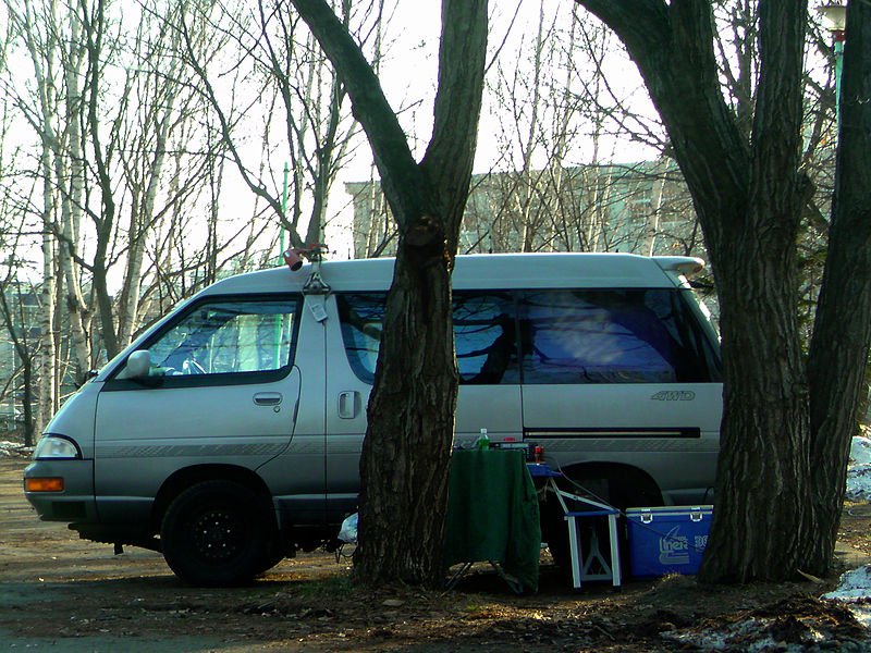 Furgoneta estacionada en un parque usada como vivienda por personas sin hogar. | Imagen: Wikimedia Commons Furgoneta estacionada en un parque usada como vivienda por personas sin hogar. | Imagen: Wikimedia Commons