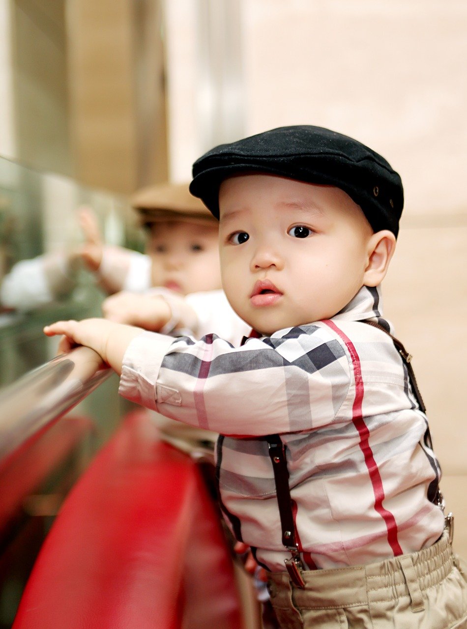 Hermanos jugando juntos con unos tubos. | Imagen: Needpix Hermanos jugando juntos con unos tubos. | Imagen: Needpix