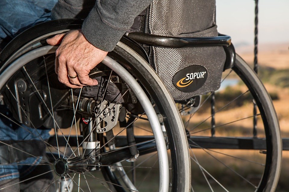 Persona sobre silla de ruedas. | Imagen: Pixabay