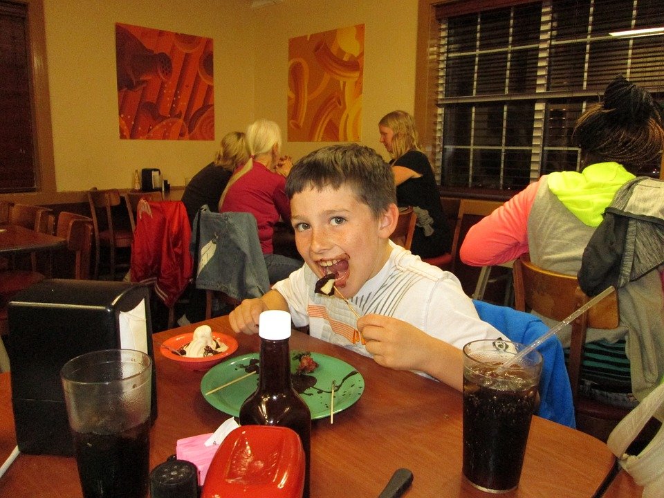 Niño comiendo en un restaurante. | Imagen: Pixabay Niño comiendo en un restaurante. | Imagen: Pixabay