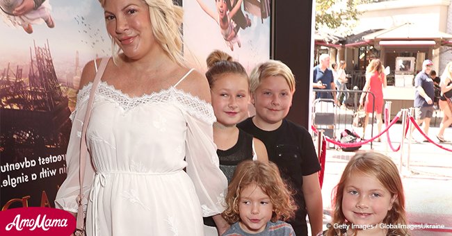  'Beverly Hills' star Tori Spelling flaunts toned abs in sexy black bikini