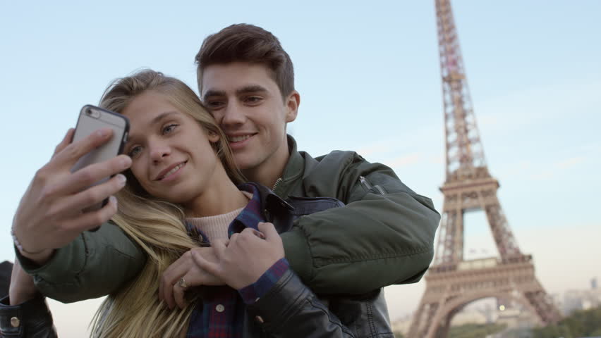 A couple visiting the eiffel tower | Photo: Shutterstock