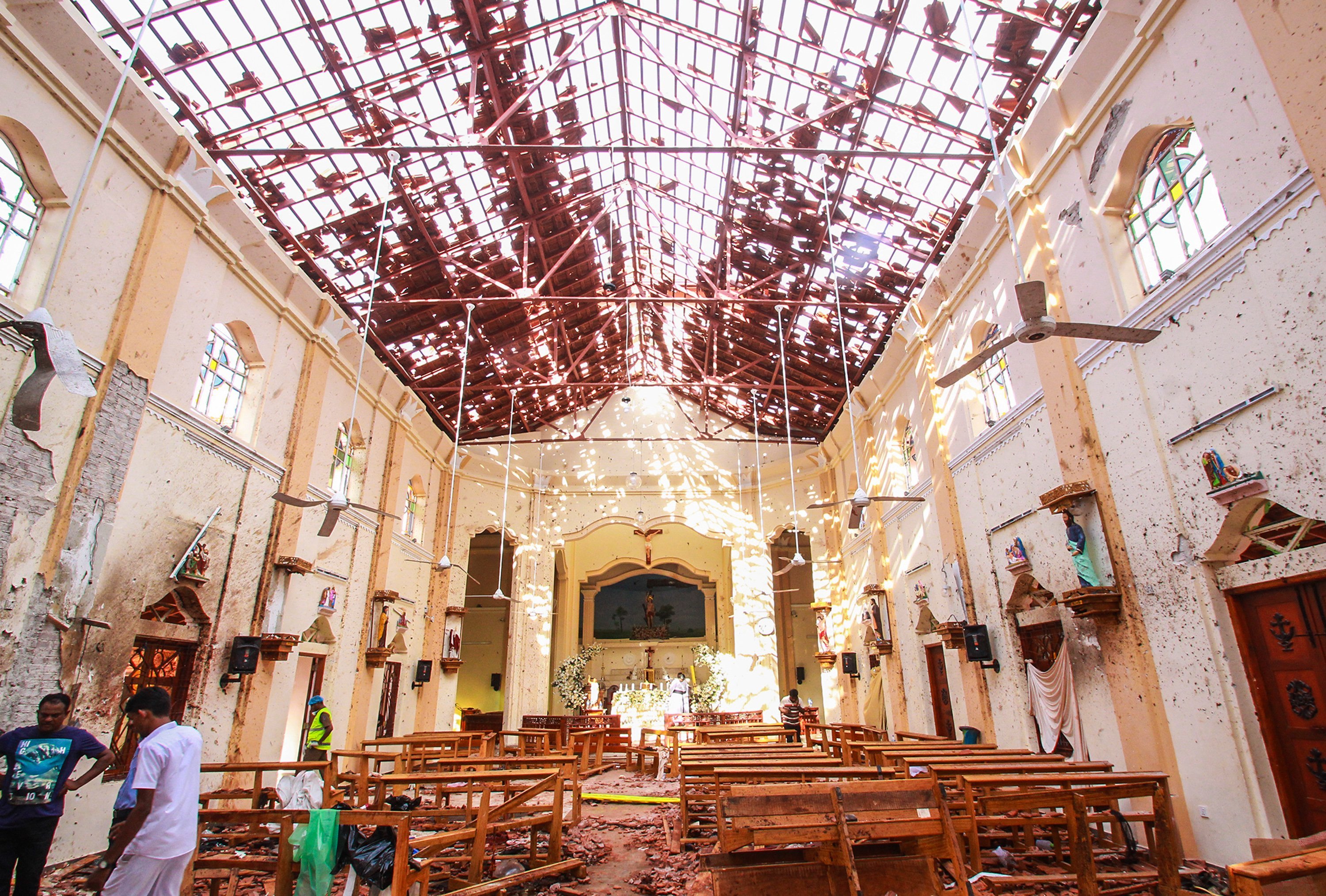 Auhorities inspect St. Sebastian's Church in Negombo, North of Colombo, in Sri Lanka | Photo: Getty Images