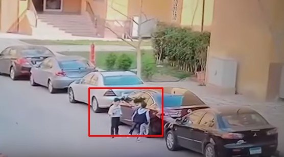 Mohamed Ehab avec ses amis avant qu'il ne soit attaqué par des chiens| Photo : YouTube/ World news for all
