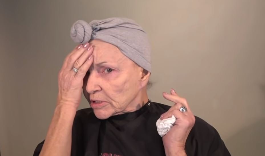 Joann sin maquillaje. | Foto: YouTube / MAKEOVERGUY Joann sin maquillaje. | Foto: YouTube / MAKEOVERGUY