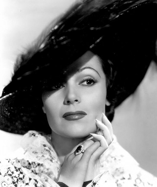 Dolores del Río en la película "International Settlement" (1938). | Imagen: Wikimedia Commons Dolores del Río en la película "International Settlement" (1938). | Imagen: Wikimedia Commons