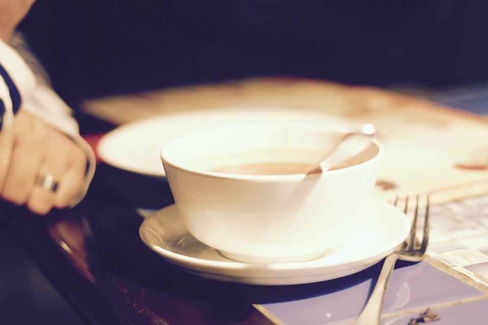 Persona tomando sopa │Imagen tomada de: Pixabay Persona tomando sopa │Imagen tomada de: Pixabay