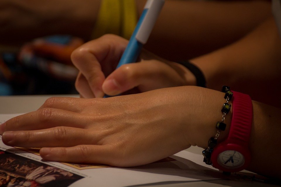 Niño escribiendo sobre papel │ Imagen tomada de: Pixabay Niño escribiendo sobre papel │ Imagen tomada de: Pixabay