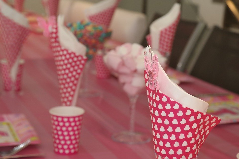 A photo of decorated cups at a children's party. | Photo: Pixabay