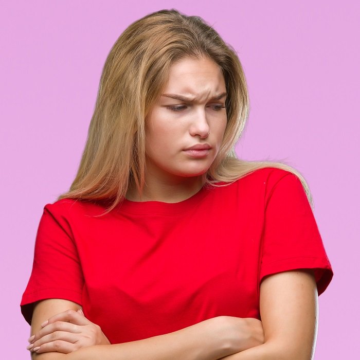 Mujer joven escéptica y nerviosa, con una expresión de desaprobación en su rostro | Foto: Shutterstock.com