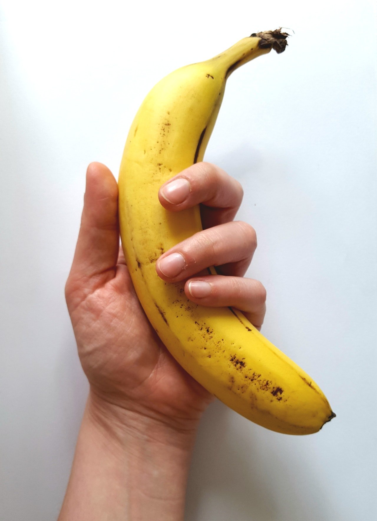 Photo of someone holding a banana | Photo: Pexels