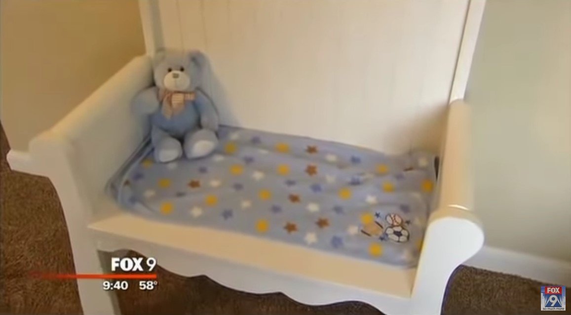 Bild der wiederverwendeten Babykrippe | Quelle: Youtube.com/FOX 9 Minneapolis-St. Paul