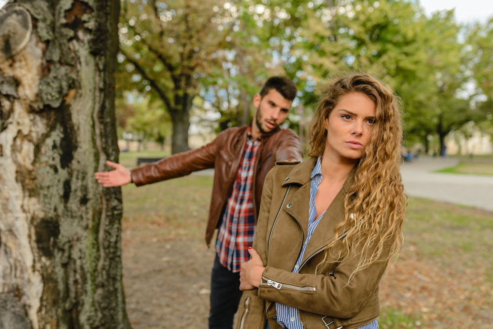 Woman and man fighting in a park. | Photo: Pexels