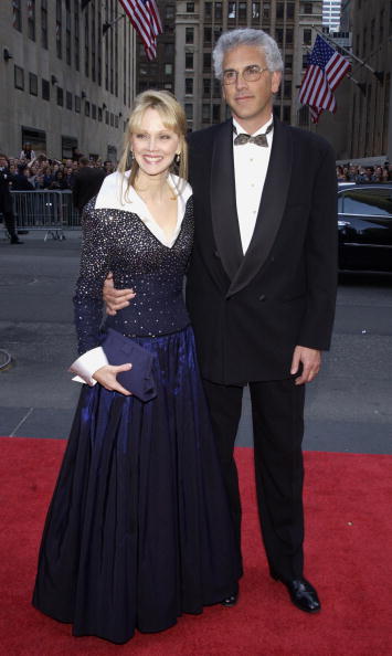 Shelley Long y su ex esposo Bruce Tyson durante el 75 aniversario de la NBC en el Rockefeller Plaza de Nueva York. | Foto: Getty Images Shelley Long y su ex esposo Bruce Tyson durante el 75 aniversario de la NBC en el Rockefeller Plaza de Nueva York. | Foto: Getty Images