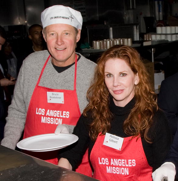 Bruce Boxleitner and Melissa Gilbert at the Los Angeles Mission on December 24, 2008 in Los Angeles, California. | Photo: Getty Images