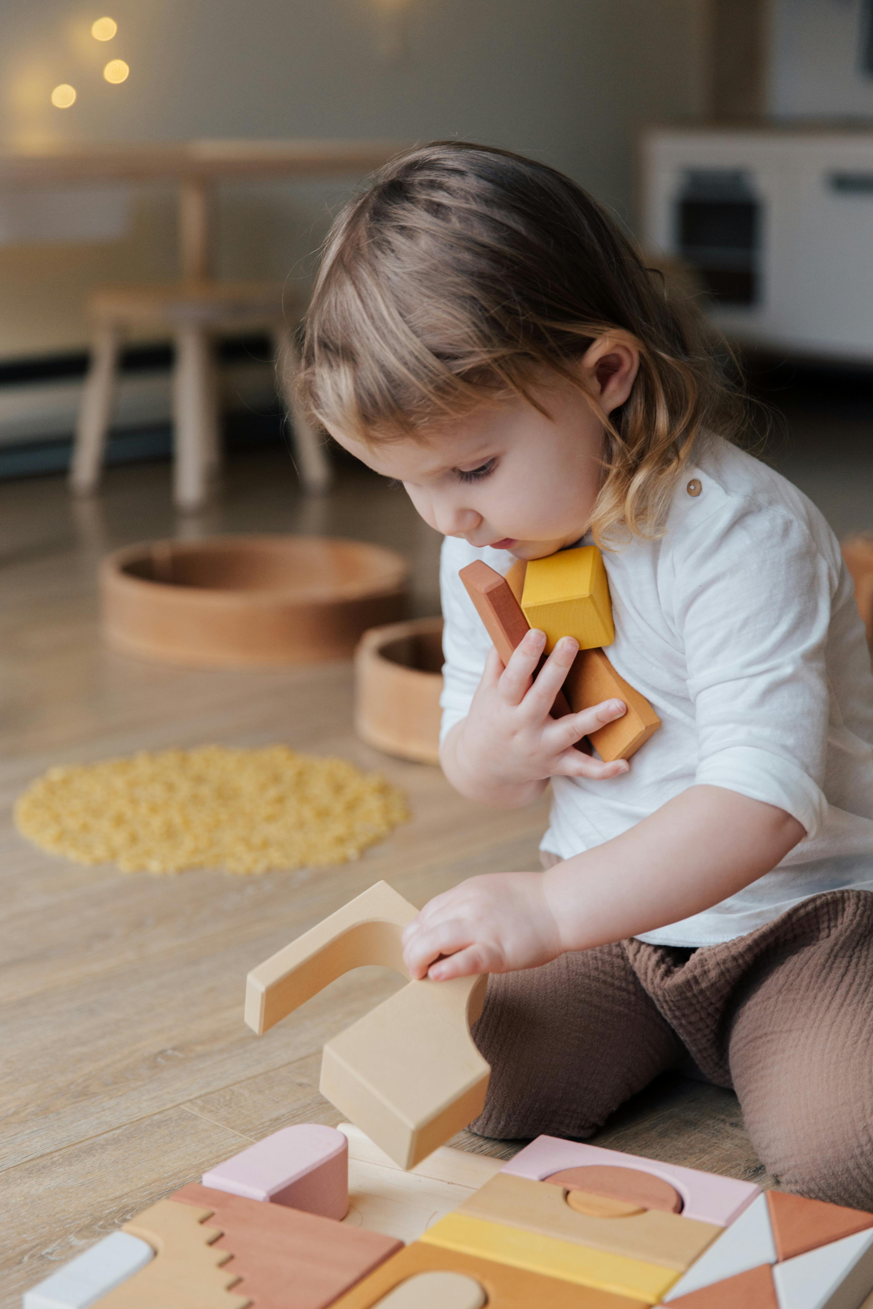 A toddler busy playing | Source: Pexels