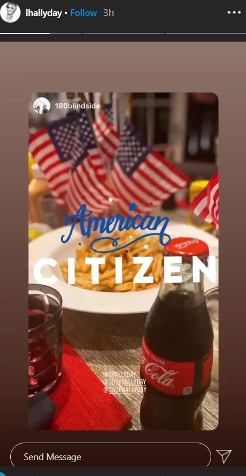 Story de Laeticia célébrant l'obtention de son passeport américain. | Photo : Story Instagram / lhallyday