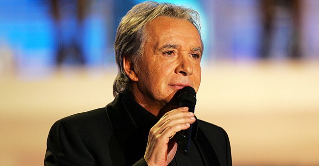 Michel Sardou joue sur l'émission de télévision "Vivement Dimanche". | Photo : Getty Images
