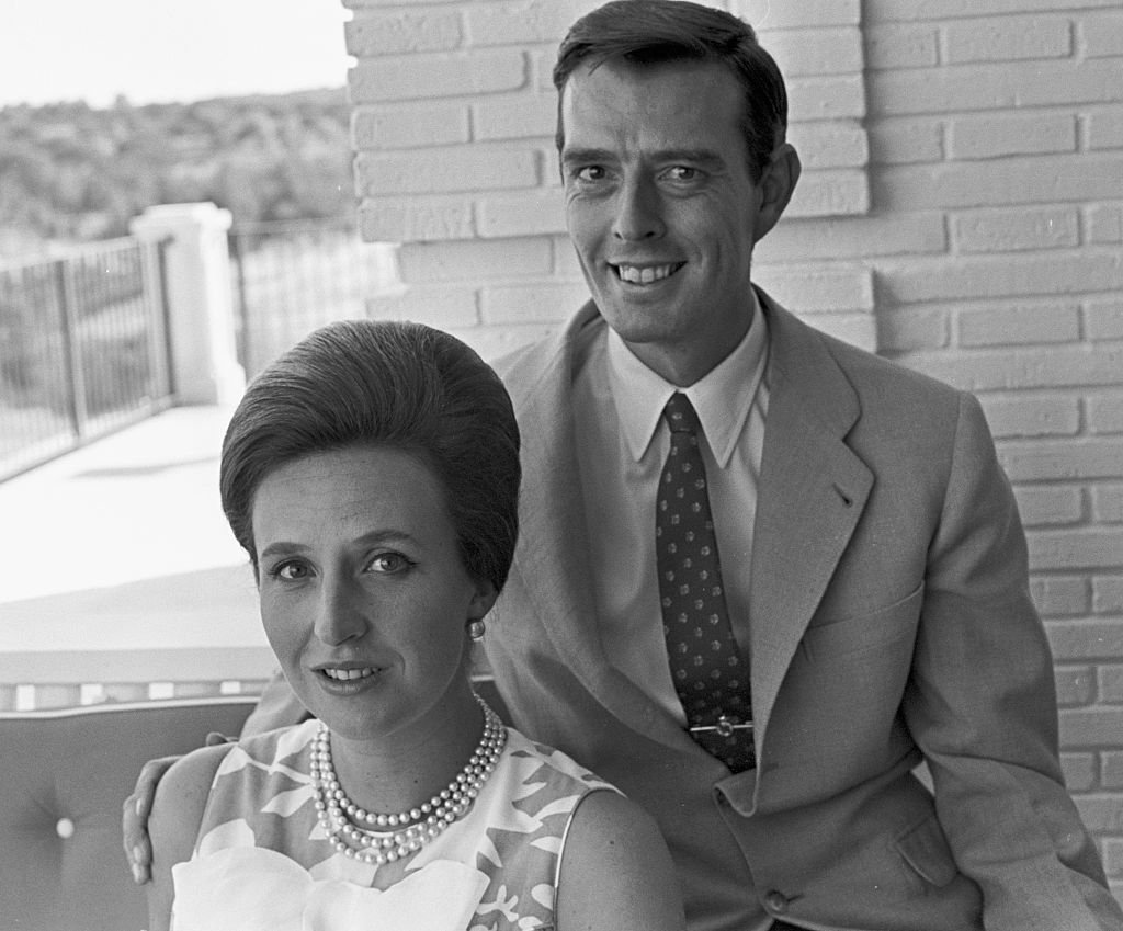 La Infanta Pilar, hermana del rey Juan Carlos de Borbón, con su esposo Luis Gómez Acebo en su casa de Madrid, en 1968, España. | Foto: Getty Images
