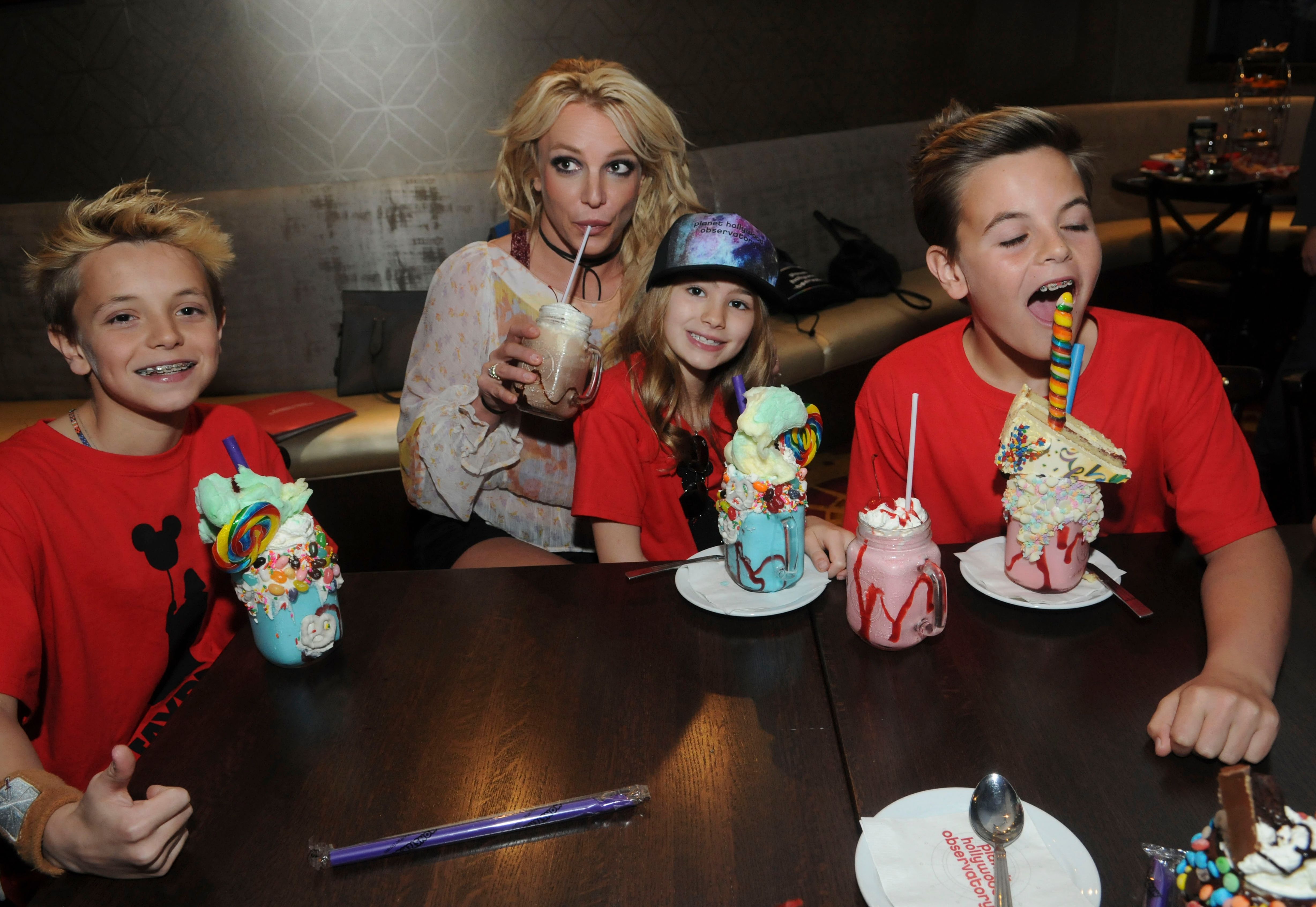  Britney Spears with sons Jayden and Sean Federline and niece Maddie Aldridge at Planet Hollywood in Orlando, Florida in 2017 | Source: Getty Images