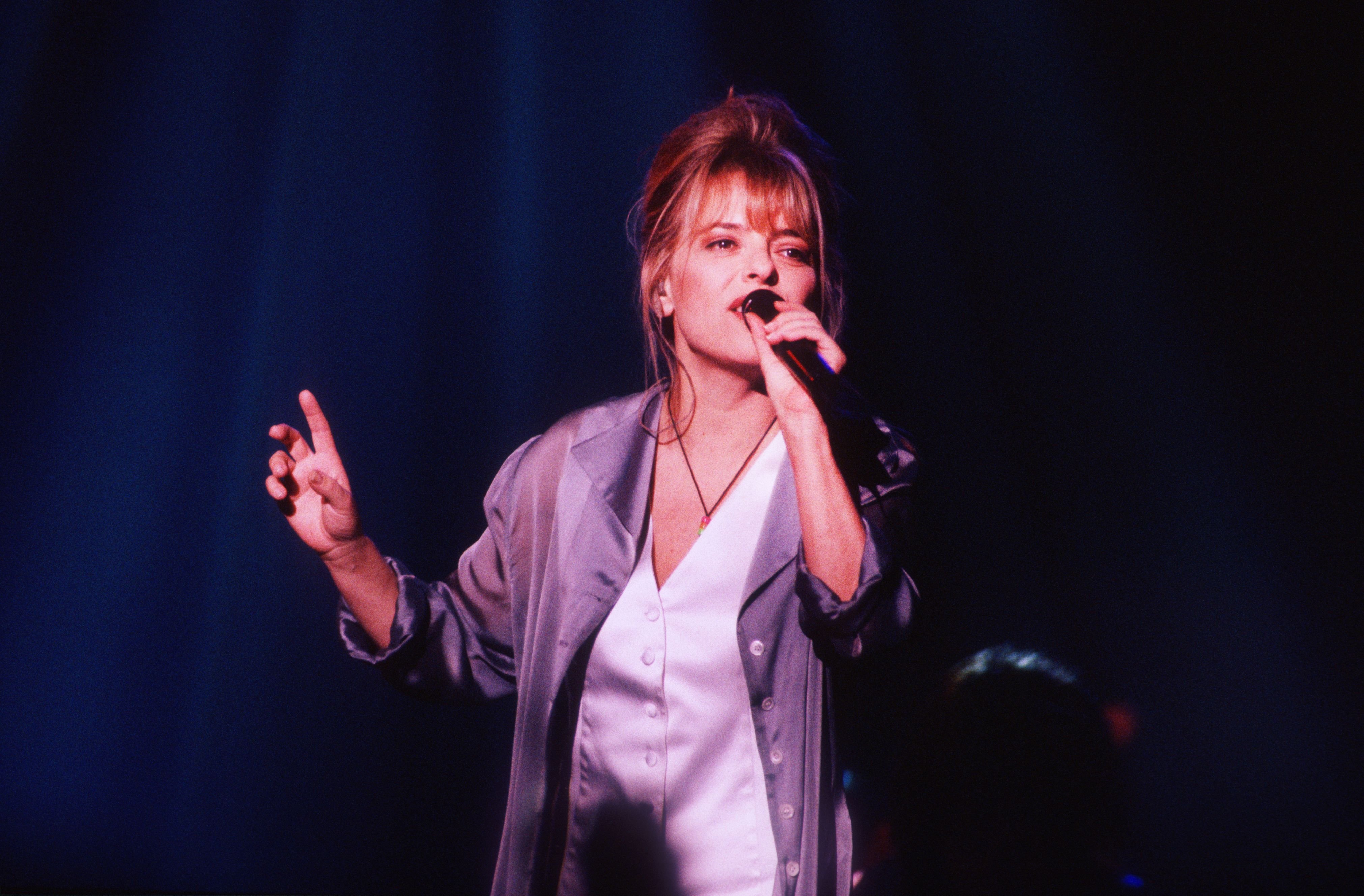 La chanteuse française France Gall (1947-2018) se produit sur la scène du Vorst Nationaal, Bruxelles, Belgique, 11 novembre 1993. | Photo : Getty Images