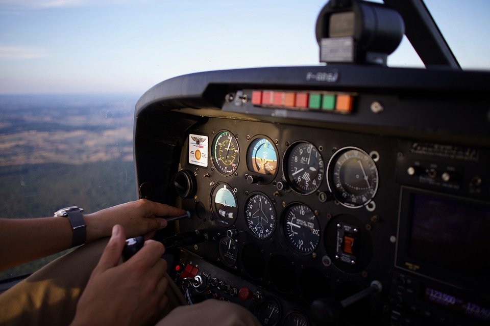 A pilot flying a plane. | Photo: Pixabay