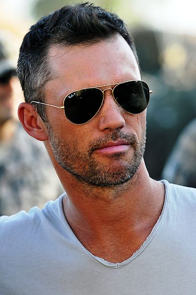 Jeffrey Donovan, star of the TV show "Burn Notice," visits U.S. Soldiers in Iraq. | Source: Wikimedia Commons