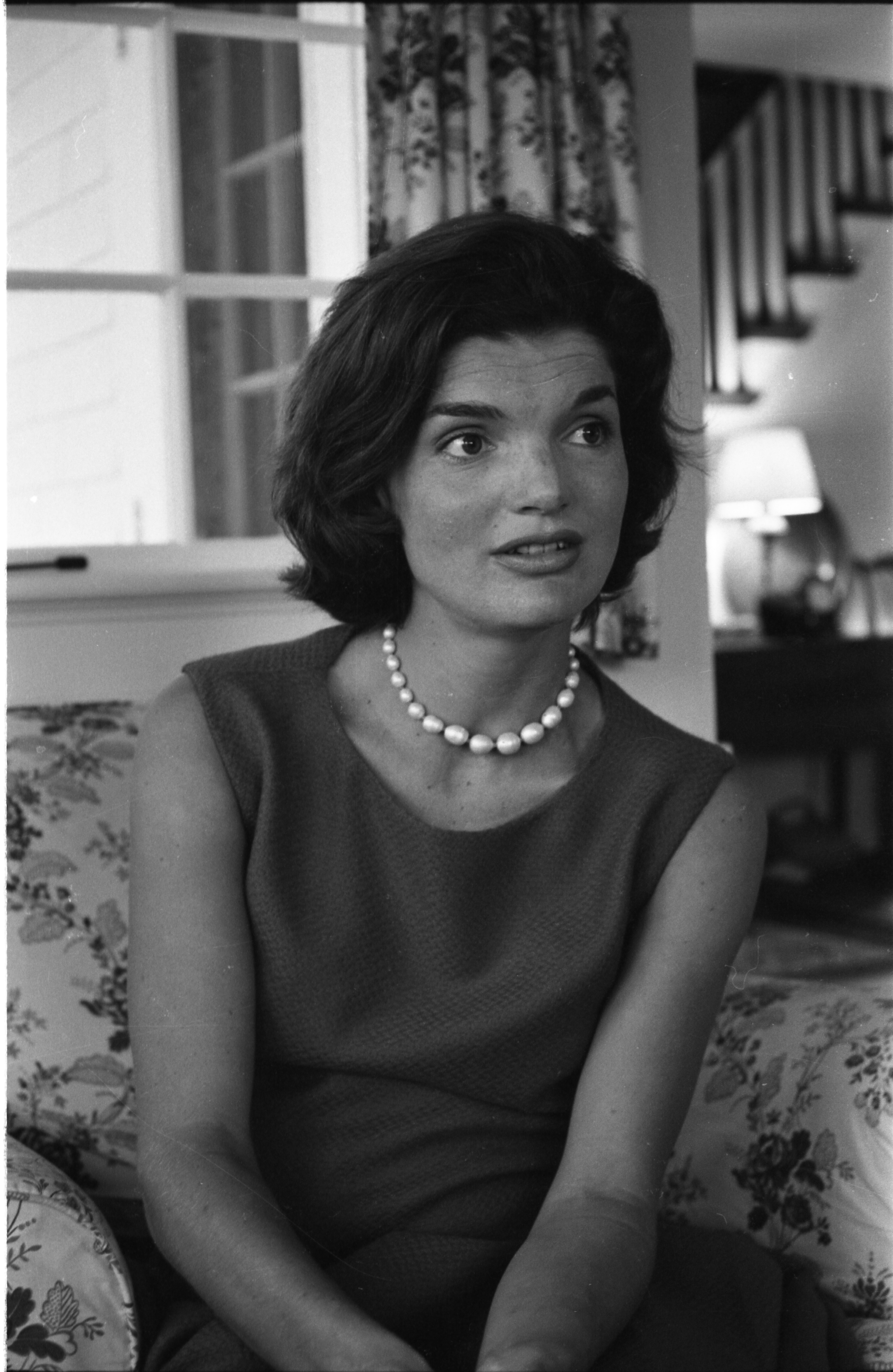 Jacqueline Kennedy sits in her Hyannisport, Massachusetts home in 1960 | Photo: Getty Images